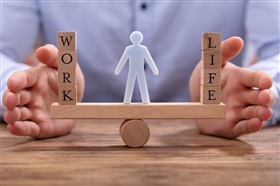 De invoering van een beter evenwicht tussen werk en privéleven voor ouders en mantelzorgers binnen de politiediensten