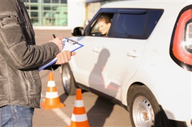 Coronamaatregelen bij rijopleiding en rijexamens